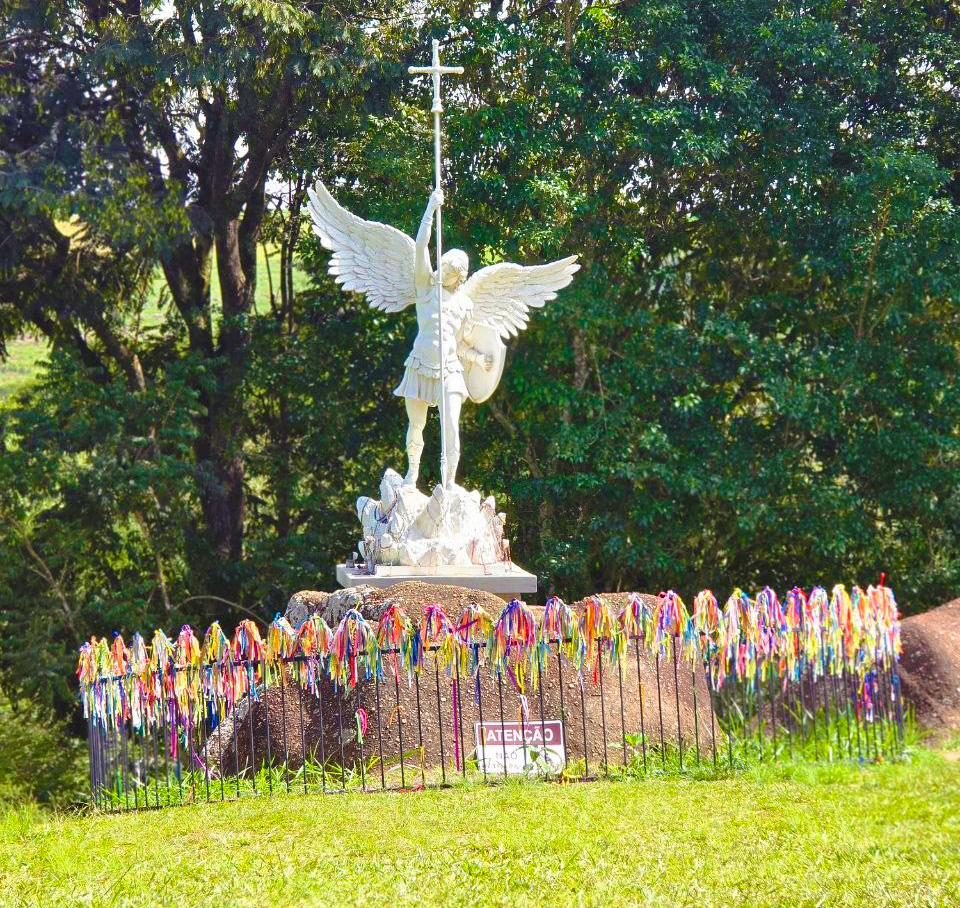 Estátua de São Miguel Arcanjo no Marco de 1932