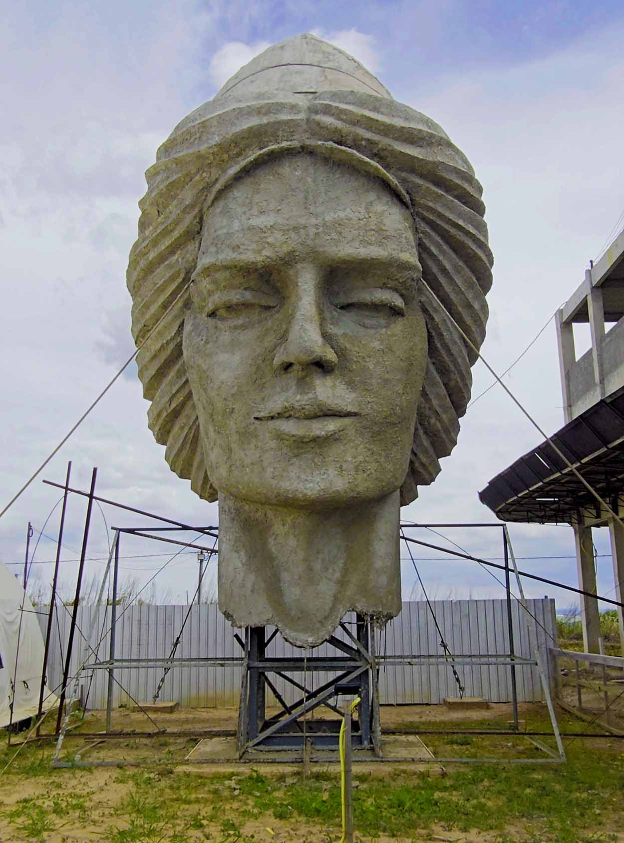 Cabeça da monumental estátua de São Miguel Arcanjo em construção