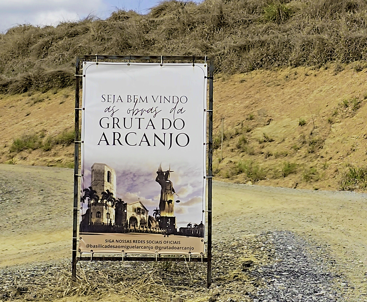 Placa de Boas-Vindas à Gruta do Arcanjo