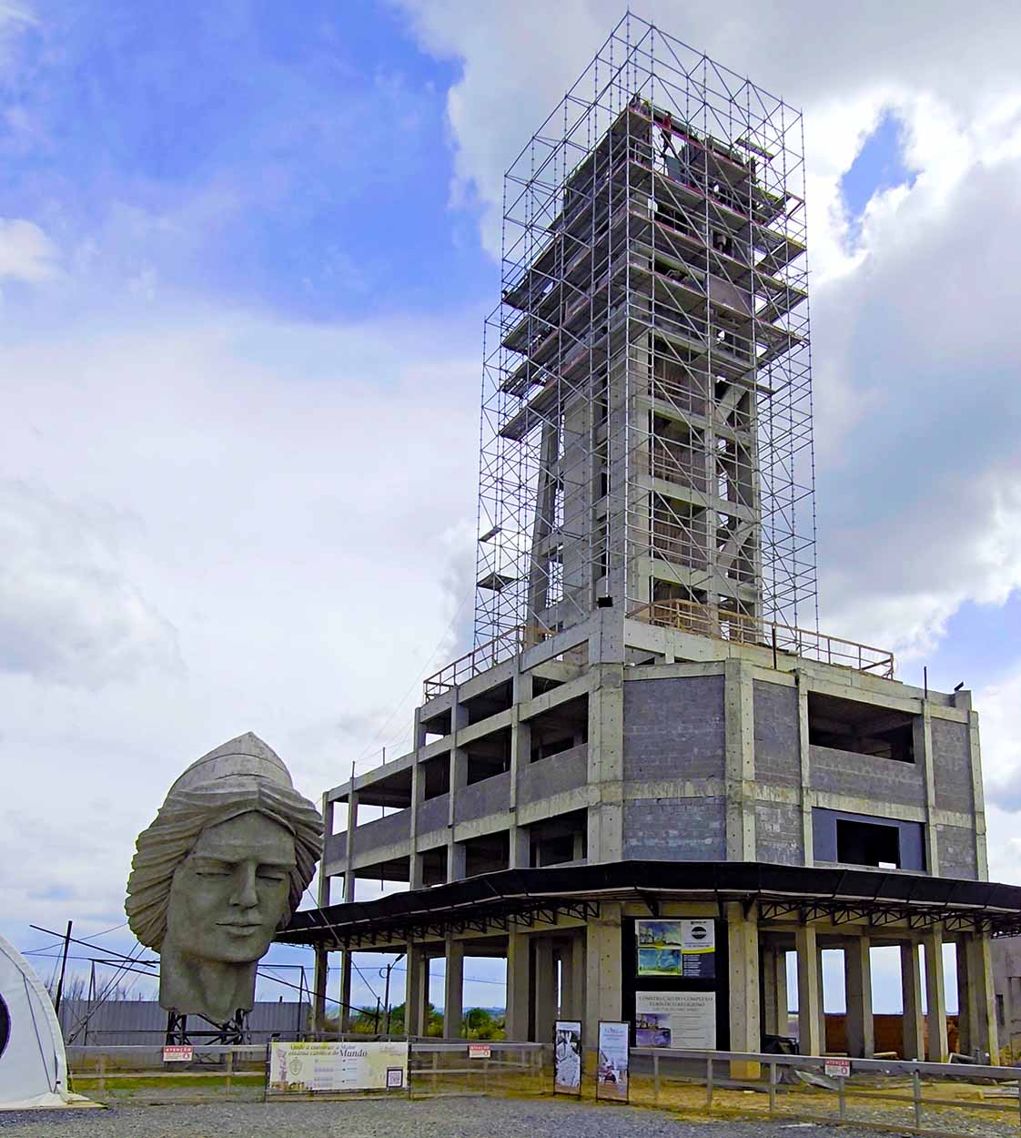 Estrutura principal e monumento em construção na Gruta
