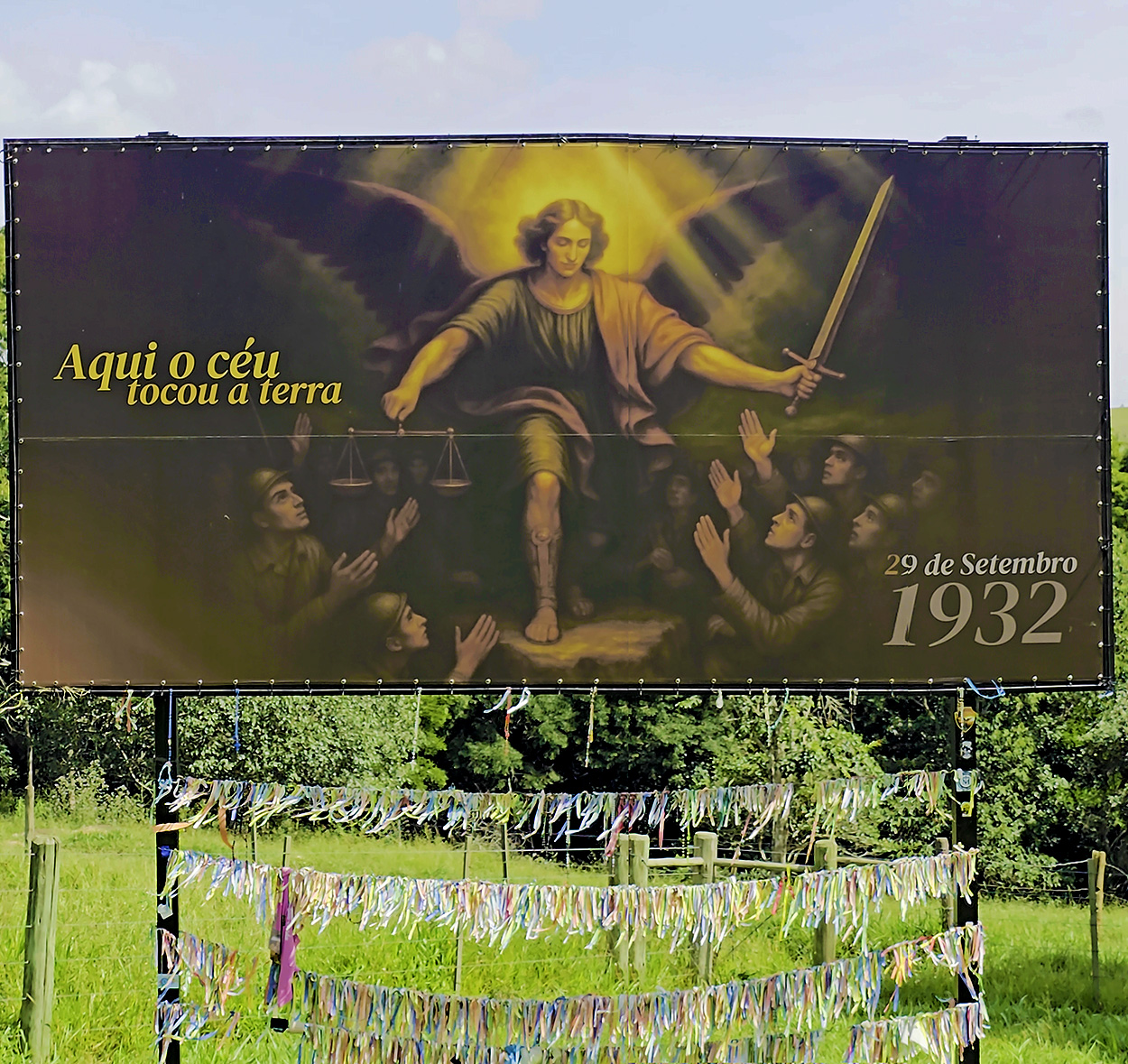 Outdoor 'Aqui o Céu tocou a Terra' em São Miguel Arcanjo