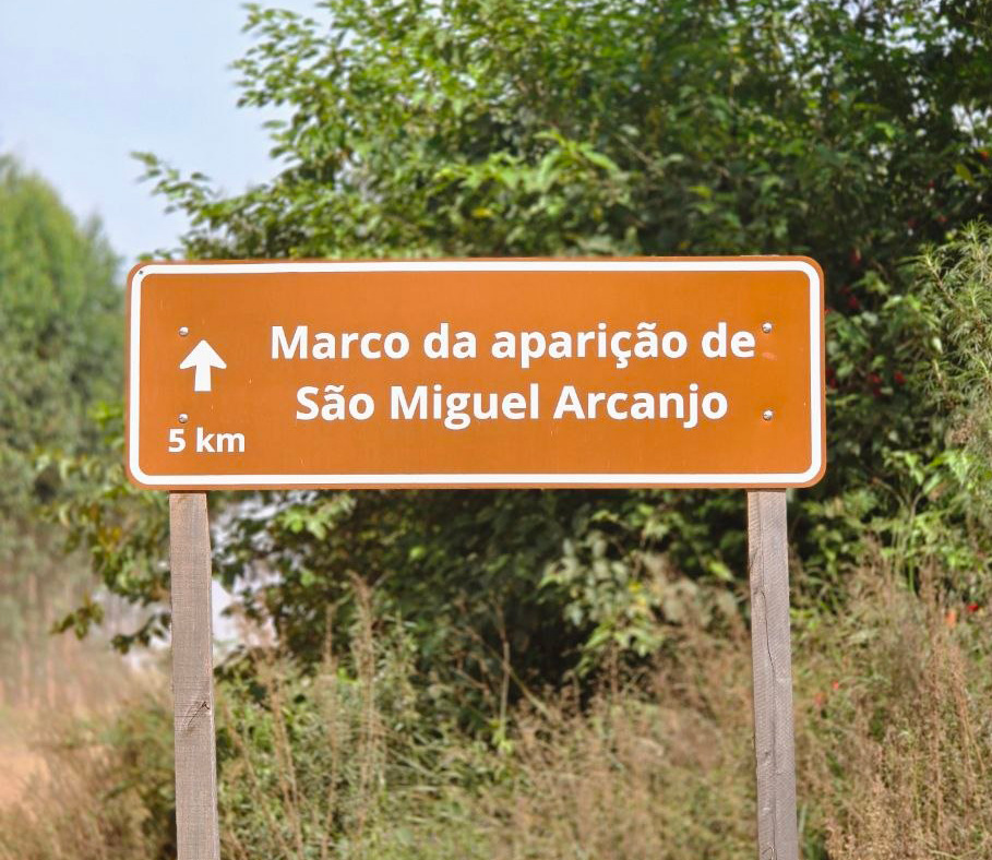 Placa de sinalização indicando o Marco da Aparição